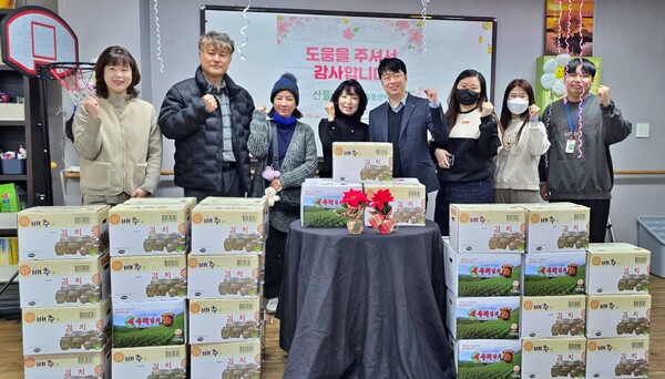 20일 대전사랑메세나 회원들이 산들발달장애인활동센터를 찾아 사랑의 김치를 전달하고 있다. (사진=대전사랑메세나 제공/굿모닝충청 김태린 기자)