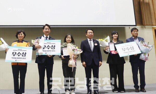 충남도의회 구형서 의원(민주·천안4)이 21일 울산전시컨벤션센터에서 열린 ‘2025 지방의회 우수사례 경진대회’에서 우수조례 분야 우수상을 수상했다. (구형서 충남도의원 왼쪽에서 두 번째. 사진=충남도의회 제공/굿모닝충청=이종현 기자)