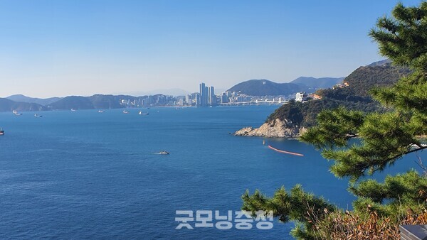 부산 영도구 태종대에서 바라본 절경. 멀리 보이는 곳은 부산 서구이다.(사진=굿모닝충청 조하준 기자)