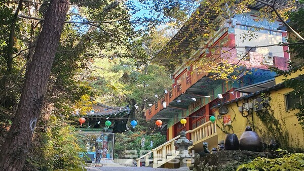 태종대에 위치한 사찰인 구명사. 태종대의 자살바위는 자살장소로 악명이 높았는데 그들을 구제할 목적으로 창건한 사찰이다.(사진=굿모닝충청 조하준 기자)