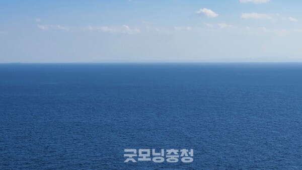 부산 태종대에서 바라본 대마도. 육안으론 어슴푸레하게 보이지만 사진으로는 잘 나타나지 않았다.(사진=굿모닝충청 조하준 기자)