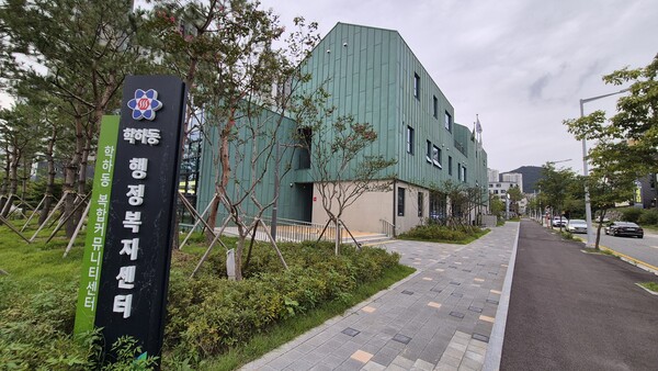 지난 4월 개청한 학하동행정복지센터는 지하 1층과 지상 3층 규모로 단순히 행정만을 처리하는 곳이 아니라, 주민의 삶과 일상을 함께 품는 복합커뮤니티센터로 기능하고 있다. (자료사진 ⓒ 굿모닝충청=윤용 시민기자)