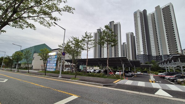 학하동행정복지센터 주차장은 벽이 없는 개방형 구조로 태양광 지붕이 설치되어 있다. (자료사진 ⓒ 굿모닝충청=윤용 시민기자)