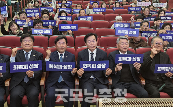 유승광 국가하구생태복원전국회의 상임의장의 책 '오늘도 마을로 출근합니다' 출판기념회가 22일 오후 서천문예의전당에서 열렸다. (왼쪽부터 이병도 충남교육연구소장, 박정현 부여군수, 나소열 전 충남도 부지사, 유승광 의장, 최재수 전 서천교육장. 사진=굿모닝충청 이종현 기자)