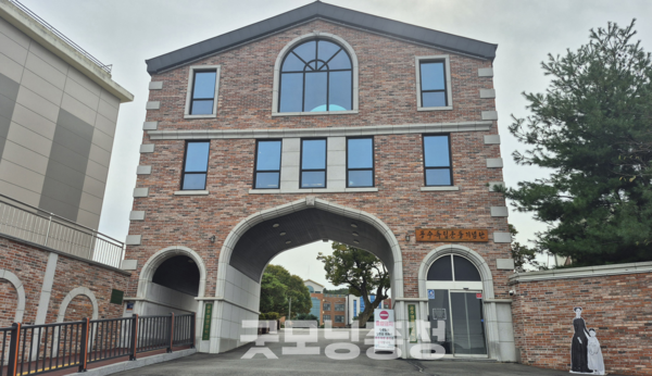 충남 영명고 소망반 특혜 제공과 관련해 학교 측이 내건 해명 대자보에 오히려 학생들의 분노가 커지며 항의하는 일이 발생했다. (사진: 굿모닝충청=노준희 기자)