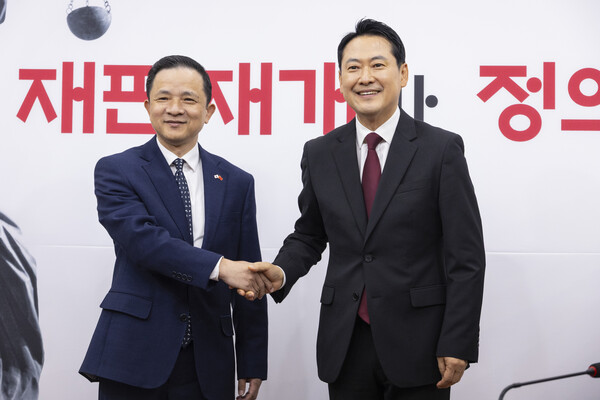 국민의힘 장동혁 대표와 다이빙 주한 중국대사가 21일 국회에서 만나 악수하고 있다.(사진=연합뉴스)