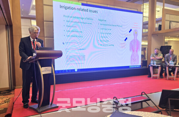 박철웅 박사는 이번 학회에서 ▲3일간 카데바 워크숍 교육 ▲2회 라이브 수술 시연 ▲2회 메인 강연 ▲좌장 진행 등을 맡았다. 