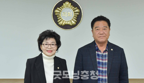 제1차 예산결산특별위원회에서는 예결특위 위원장에 민병춘 의원, 부위원장에 이상구 의원을 각각 선임했다. 왼쪽이 민병춘 의원, 오른쪽이 이상구 의원. (사진: 논산시의회 제공)