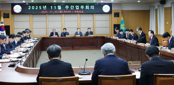 이장우 대전시장은 24일 주재한 주간 업무 회의에서, 고환율·고금리 지속에 따른 지역 경제 위축 대응을 위해 내년도 예산을 조기에 집행하라고 지시했다.(사진:대전시 제공/굿모닝충청=이동우 기자)