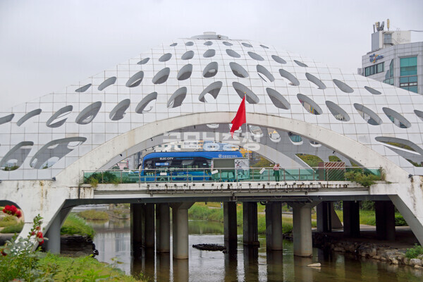 한창훈 작가의 '목척교 시간여행'