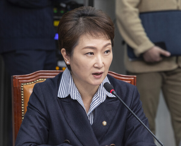 더불어민주당 이언주 최고위원이 24일 국회에서 열린 최고위원회의에서 이날 예정된 당무위원회에서 논의될 '당원 1인 1표제' 관련 발언을 하고 있다.(사진=연합뉴스)