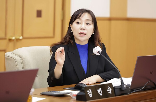 대전시의회 김민숙 의원(더불어민주당, 비례대표)이 대표발의한 '대전광역시 학교 밖 청소년 지원조례 일부개정조례안'과 '대전광역시교육청 학교 밖 청소년 교육지원조례 일부개정조례안'이 21일과 24일 열린 제291회 제2차 정례회 교육위원회에서 각각 원안 가결됐다.(사진=대전시의회제공)
