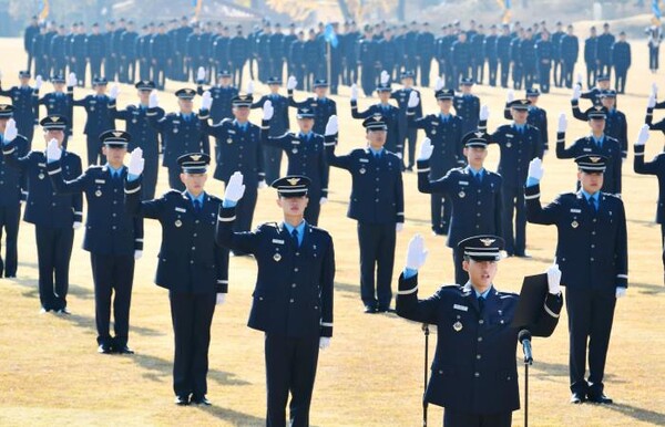 24일 거행된 공군 제155기 학사사관후보생 임관식에서 신임 소위들이 임관선서를 하고 있다. (자료사진 = 공군 제공)