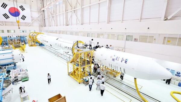 전라남도 고흥에 위치한 나로우주센터 조립동에서 연구진들이 누리호 4차 발사 총조립 작업을 수행하고 있다. (자료사진 = 우주항공청 제공)