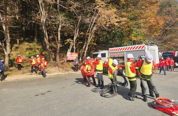 대전시가 2025년도 산림청에서 주관한 산불예방․대응 분야 평가에서 ‘최우수’와 ‘우수기관’으로 선정됐다. 사진은 산불 진화대 훈련 장면(사진:대전시 제공/굿모닝충청=이동우 기자)