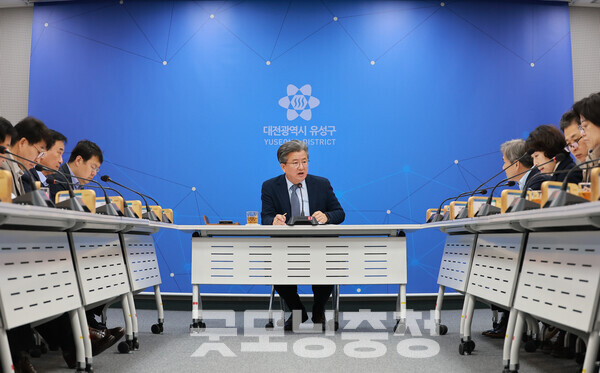 정용래 대전 유성구청장이 30일 갑천변 엑스포다리 일원에서 열리는 한화이글스 불꽃쇼를 앞두고 적극적인 안전대책 협력과 관련 부서 간부들의 비상대기를 지시했다. (사진=유성구 제공/굿모닝충청 신성재 기자)