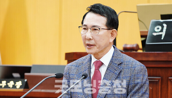 이완섭 서산시장은 25일 “어려운 여건 속에서도 미래를 열어가는 일을 결코 멈춰서는 안 될 것”이라며 “두 바퀴 자전거가 넘어지지 않고 거친 오르막길을 무사히 오를 유일한 방법은 중심을 지키고 더 열심히 페달을 밟는 것 뿐”이라고 말했다. (서산시 제공/ 굿모닝충청=김갑수 기자)