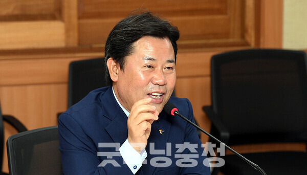 박정현 부여군수가 노무현 대통령의 1% 신화까지 언급하며 충남지사 선거 출마에 대한 의지를 드러냈다. 그러면서도 향후 정치적 거취에 대해서는 “아직 정해진 바는 없다”며 신중한 입장을 드러냈다. (부여군 제공/ 굿모닝충청=김갑수 기자)