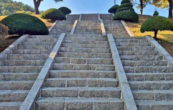 청주 문의문화유산단지 계단 개보수 세척. (사진=청주시 제공/굿모닝충청 김태린 기자)
