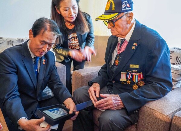 권오을 국가보훈부 장관이 지난 23일(현지시간) 튀르키예 앙카라에 거주하는 야사르 오스만 에켄 참전용사의 자택을 방문해 참전용사의 집 명패를 전달하고 있다. (자료사진 = 국가보훈부 제공)