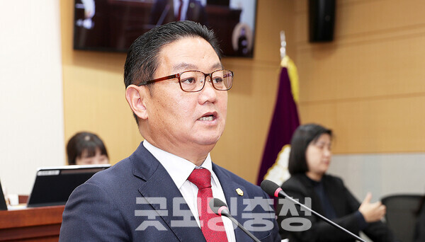 충남 태안군의회(의장 전재옥) 김영인 의원이 농·어촌 교통환경 개선을 위한 버스 준공영제 도입과 전기·수소 충전시설을 갖춘 친환경 복합 공영차고지 조성을 촉구하고 나섰다. (태안군의회 제공/ 굿모닝충청=김갑수 기자)