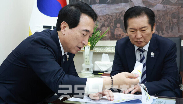 더불어민주당 박수현 국회의원(충남공주·부여·청양)의 노력으로 0원이었던 충남 인공지능(AI) 대전환 관련 예산이 10억 원으로 되살아날 가능성이 큰 것으로 26일 전해졌다. (페이스북: 왼쪽부터 박수현 의원과 정청래 대표/ 굿모닝충청=김갑수 기자)