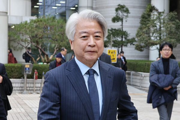 불법 정치자금 6000만 원을 받은 혐의로 재판에 넘겨진 노웅래 전 더불어민주당 의원이 26일 서울중앙지법에서 열린 1심 선고에서 무죄를 선고받은 뒤 청사를 나서고 있다.(사진=연합뉴스)