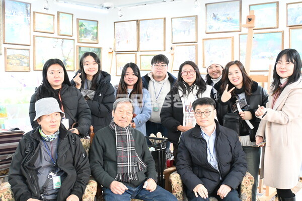 정영복 미술공간에서 대전시민기자협의회 회원들