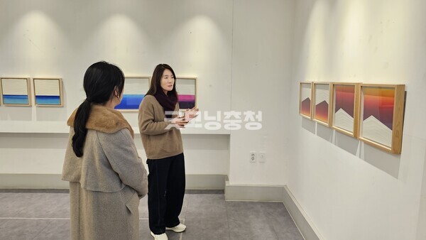 관람객에게 작품에 대해 설명을 하는 강유정 작가