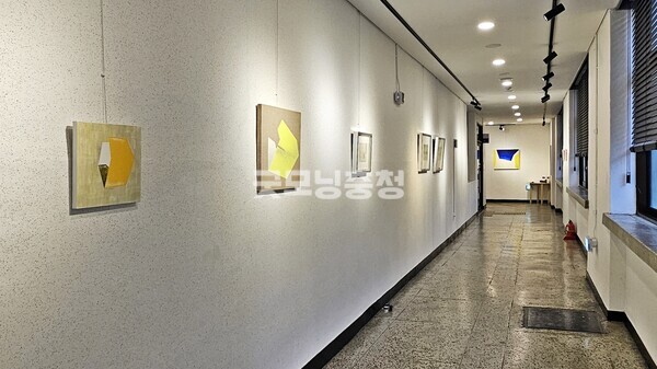 복도갤러리에 전시된 작품들