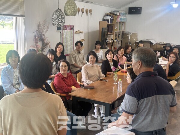 ㈔대전시자원봉사센터(센터장 박신숙)가 수해 피해를 겪은 정뱅이마을의 회복 과정을 돌아보며 재난 이후 지역사회 회복과 자원봉사의 역할을 모색하는 자리를 마련했다. (사진=대전시자원봉사센터 제공/굿모닝충청 신성재 기자)