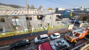 [종합] 천안 백석농공단지 화공약품 공장 화재…부상 5명