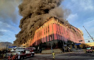 현장 연기와 소방 대응 모습