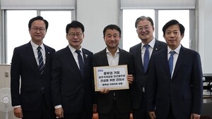 <b>민주당 충북</b> 의원들 "우리는 원팀, 청주공항 지원 요청"